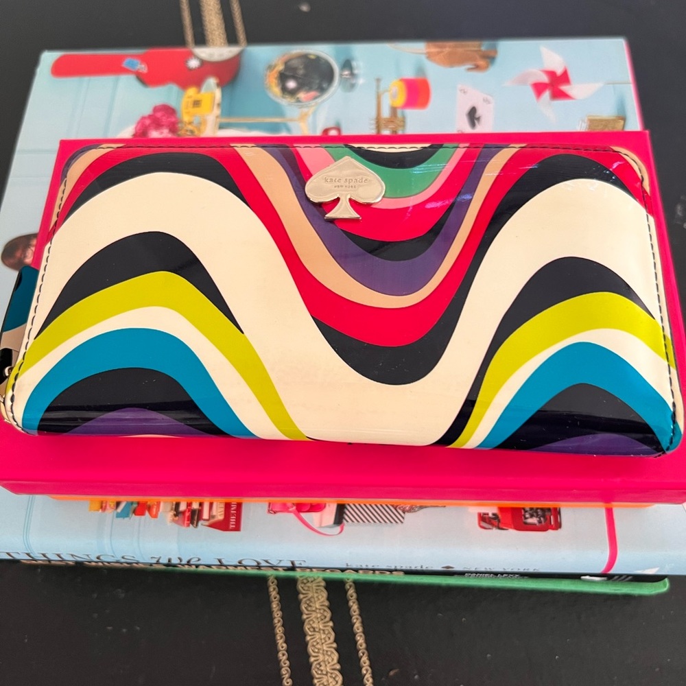 Kate spade lacey wallet, never been used! I also have original box!